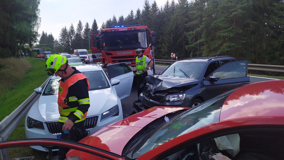 Na Karlovarsku se srazila čtyři auta, dva lidé se zranili